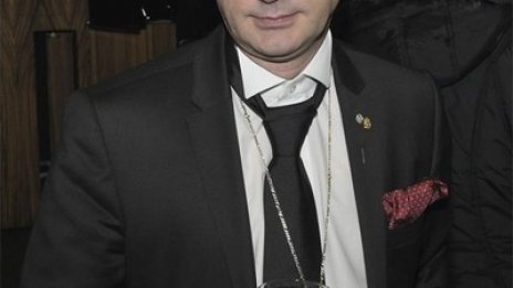 Бит ли е Денди? Солидно почерпен, падал по улицата, паднал и в дома си!