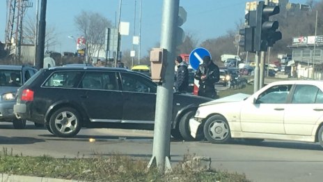 Две коли се "целунаха" на кръстовището между бул. Цар Освободител и  бул. Христо Смирненски