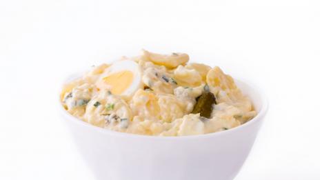 Картофена салата с яйца, сирене и кашкавал