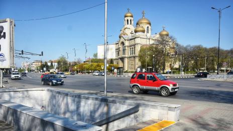 Поставят силиконови  плочки за слепи на три подлеза във Варна(Снимки)