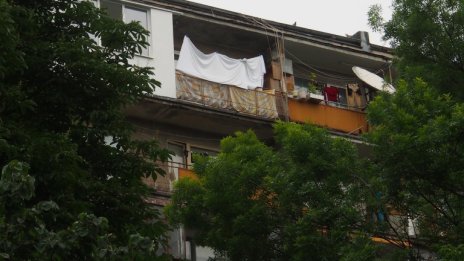 Борят се за живота на детето, паднало от 8-ия етаж