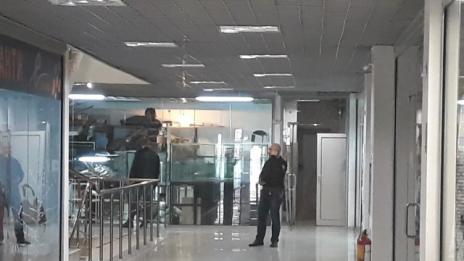 Змия избяга от зоомагазин в МОЛ-а (СНИМКИ)