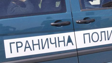 17 мигранти спипаха край Костинброд