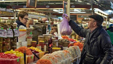 Потреблението ни: Вместо костюми и обувки, купуваме анцузи и маратонки