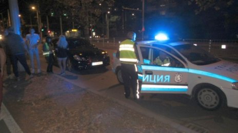 Млад водач пробва да мине на "Жълто", отнесе дете на пешеходна пътека