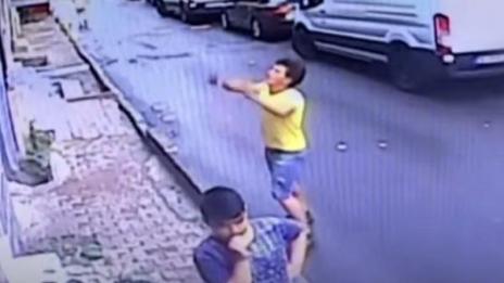 Уникален късмет: Случаен минувач хвана падащо от втория етаж дете (ВИДЕО)