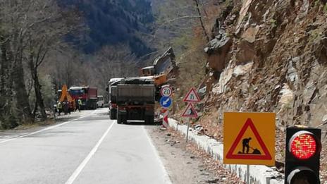Освободиха пътя до Рилския манастир  от падналата скала