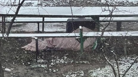 Възрастен чужденец бедства на студа във Варна