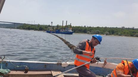 Портних: 14 души ремонтират авариралия тръбопровод във Варненското езеро