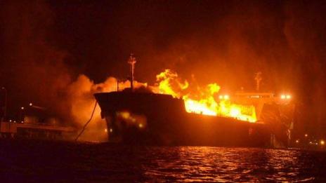 Опитват се да спасят от потъване взривения във Варна танкер