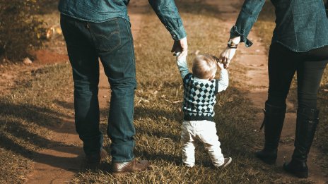 1498 деца са настанени в приемни семейства в България