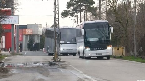 Първите евакуирани българи от Украйна пристигнаха у нас (ВИДЕО)