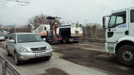 Кърпенето на  Аспарухов мост предизвика голямо задръстване (СНИМКИ)