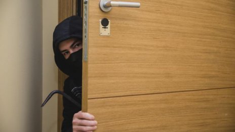 Арестуваха варненец, обрал къща в Слънчево