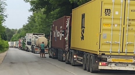 Украински тирове извиха 4-километрова опашка на ГКПП "Кардам"