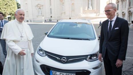 Папа Франциск получи Opel Ampera-e