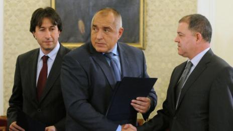 Премиерът се срещна с военния министър заради авиацията