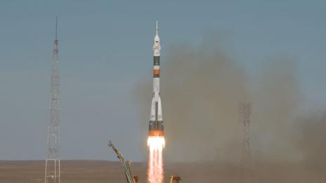 Извадиха екипажа от приземилия се аварийно "Союз" 