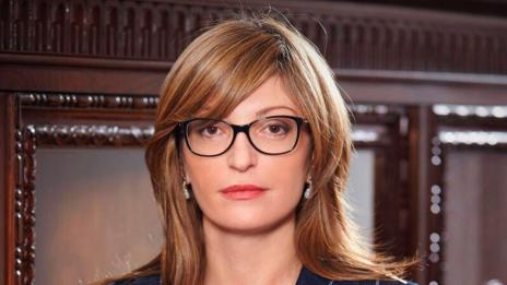 Захариева съветва българите на Острова да се снабдят с биометричен паспорт