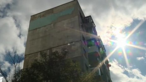 Падаща топлоизолация във Варна крие рискове за минувачите