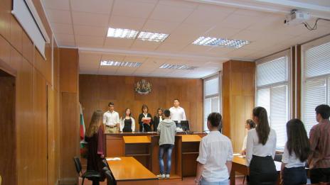 Варненски ученици ръководят дела в Окръжния съд