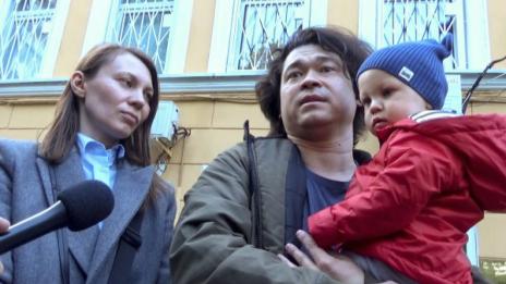 Руските власти отнемат бебето на двойка, завели го на протест