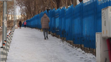 Два сантиметра сняг и заледени улици във Варна СНИМКИ