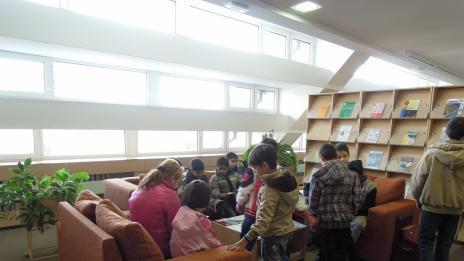 Изоставени деца посетиха библиотека за деня на народните будители