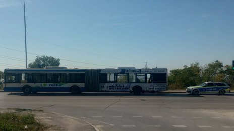 Камион, превозващ арматура, потроши градски автобус във Варна