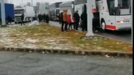 4 автобуса с българи висят на границата с Унгария и... ни напред, ни назад