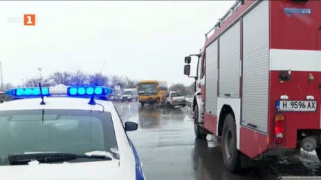 Кола се удари в ученически автобус