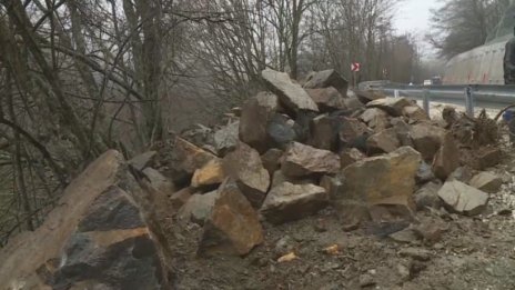 Паднали камъни затвориха за кратко пътя, който свързва Катунци и Сандански с Гоце Делчев