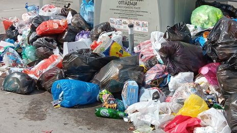 Варна продължава да тъне в боклуци (СНИМКИ)