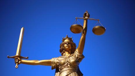 Задържаха под стража 40-годишен девненец за грабеж от възрастен мъж