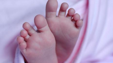 Търсят родителите на изоставеното бебе по видеозапис  