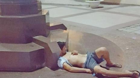Пияни си подремват натъркаляни по плочките в центъра на Бургас