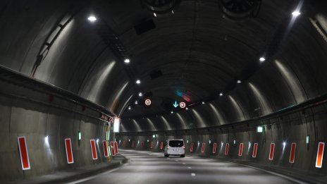 Автобус аварира в тунел на "Тракия"