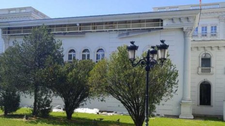 Стиропорен срам в Скопие: Руши се бутафорната сграда на правителството