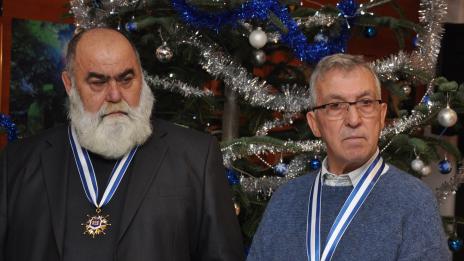 Наградиха двама водолази, участвали в потушаването на пожар на танкера „Ерма“ през 1977 г.