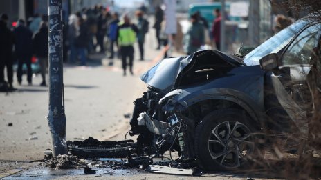 Кола се вряза в спирка на градския транспорт в София