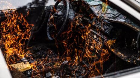 Мъж изгоря жив, след като са заби с колата си в къща във варненско село