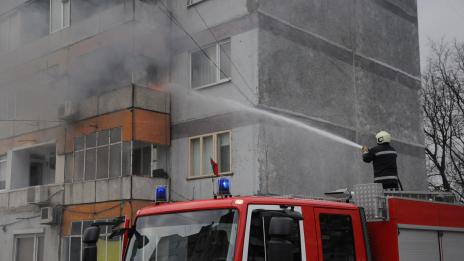 Пожар гори в апартамент във Варна (СНИМКИ)