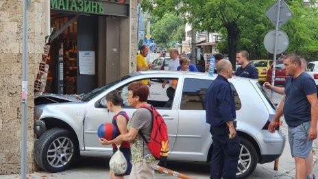 "Голф" с четирима тийнейджъри влетя на шопинг в магазин СНИМКИ и ВИДЕО