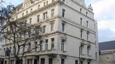 Посолството ни в Лондон проверява информация за държани като „бели роби“ българи
