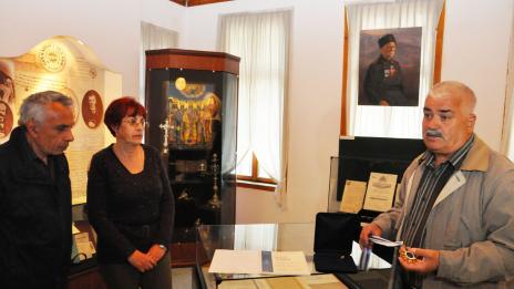 Орден, значка и удостоверение дариха на музея наследници на опълченец