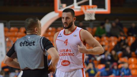 Балкан се бори, но не издържа и Лукойл Академик е на финал за Купата