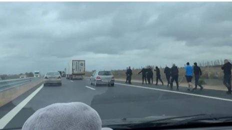 Мъже с бухалки стряскат шофьорите по АМ "Хемус" (СНИМКИ)