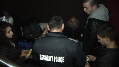 При проверки в увеселителни заведения, и къщи за гости установиха редица нарушения