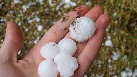 Силен дъжд с градушка удари Нови Искър