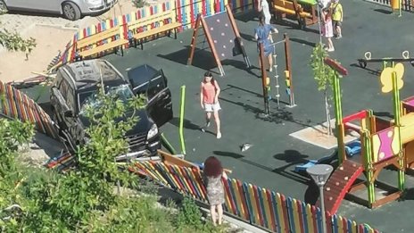 Автомобил се вряза в детска площадка 